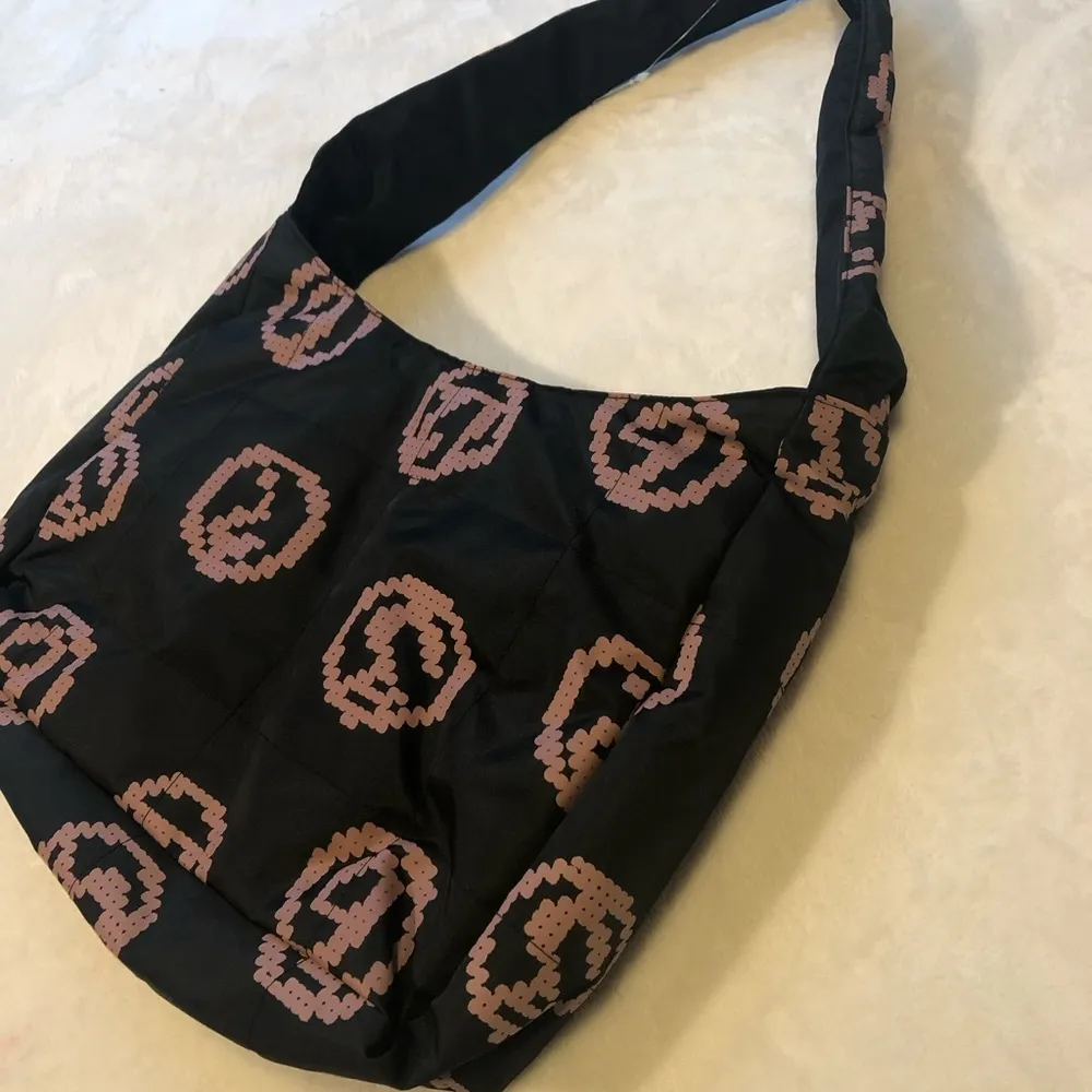 New with tag  DESIGN reversible shoulder bag with pink print, 14”x10” - Image 6
