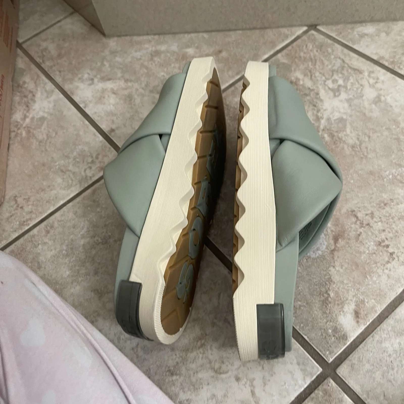 Skechers Go Walk Massage Fit Gray Knit Slide Sandals Comfort Shoes size 9 EUC - Image 7