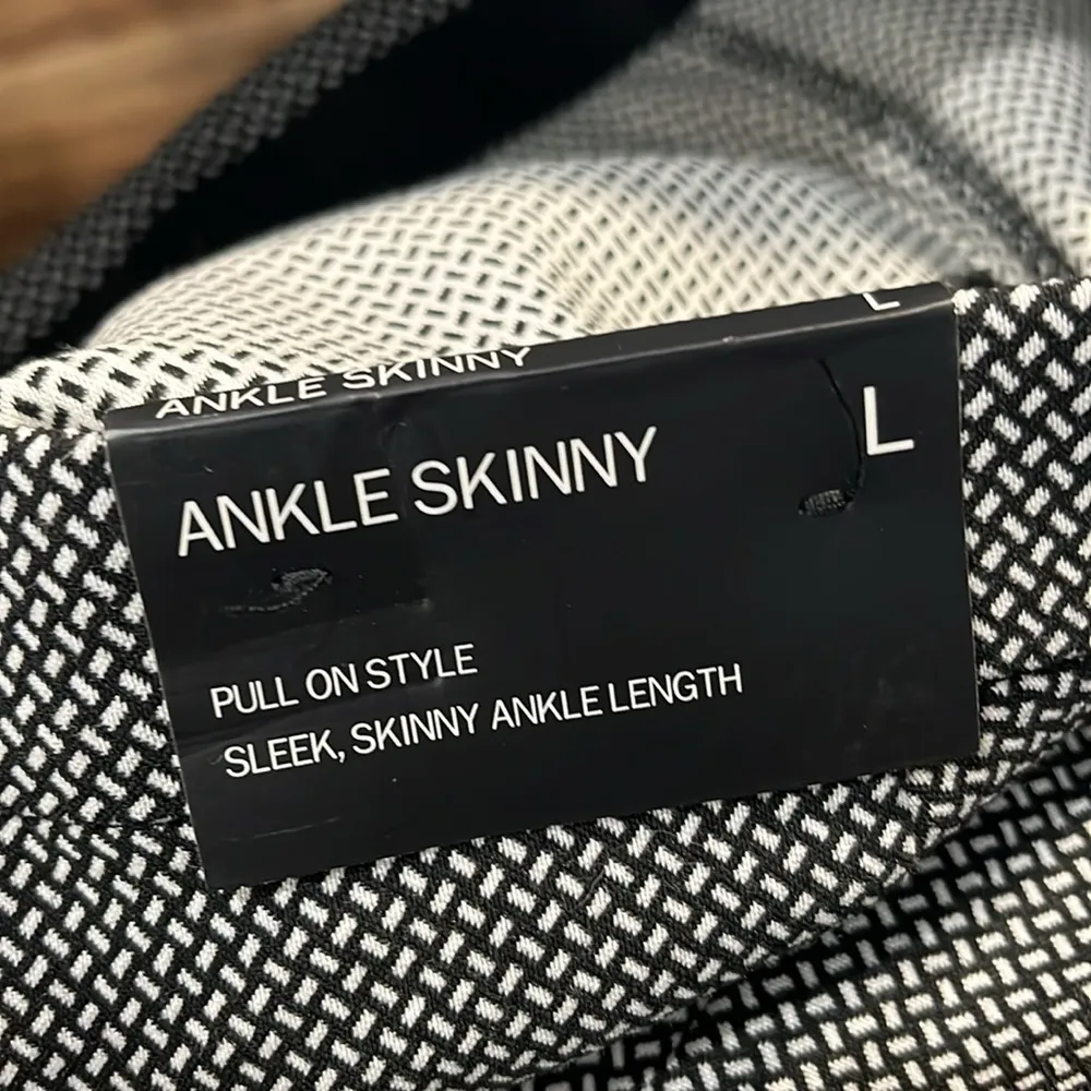 Hollywould  Ankle Skinny Pull on Style Pants Black & White Print-Large - Image 5