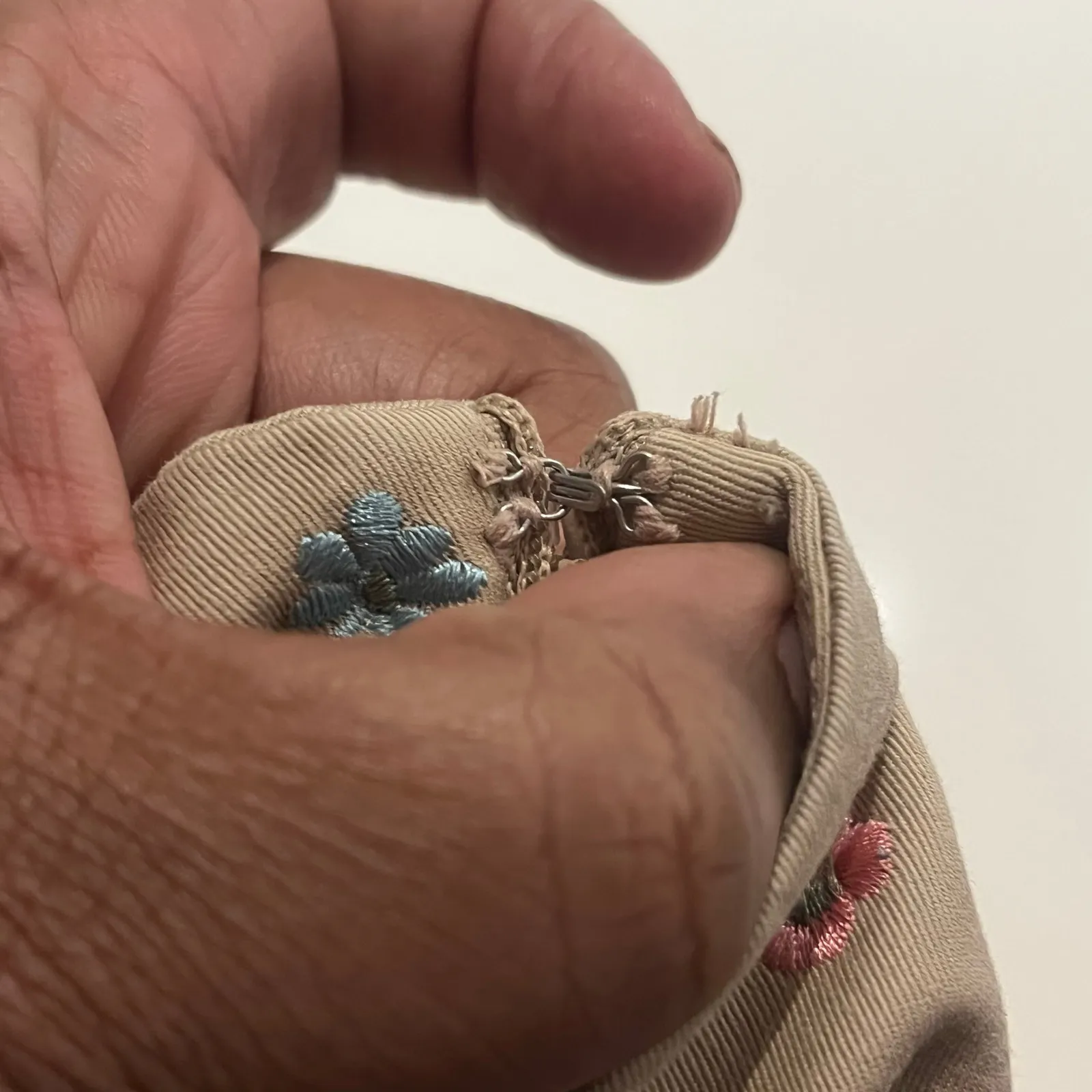 Liz Claiborne Women 12 Tan Colorful‎ embroidered Flowers Lined Carpi Pants Y2K - Image 8