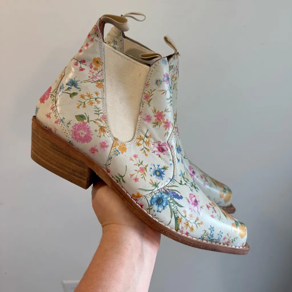 Free People Beau Western Chelsea Boot in Ivory Floral Leather Size 39.5 NWOT - Image 2