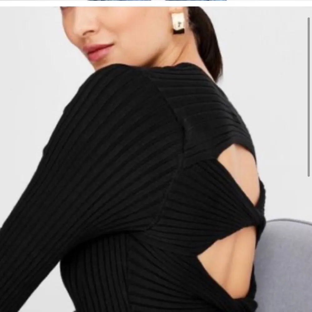 Future Collective Woman's Long Sleeve Twisted Back Crewneck Pullover Sweater Size M - Image 4