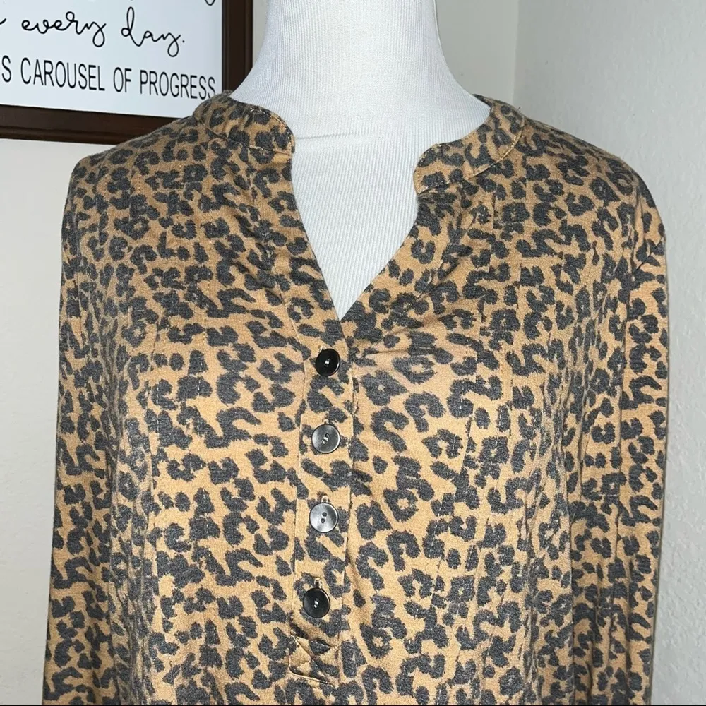 New Directions cheetah leopard print button up shirt, long sleeve, loose fit Brown Size L - Image 3