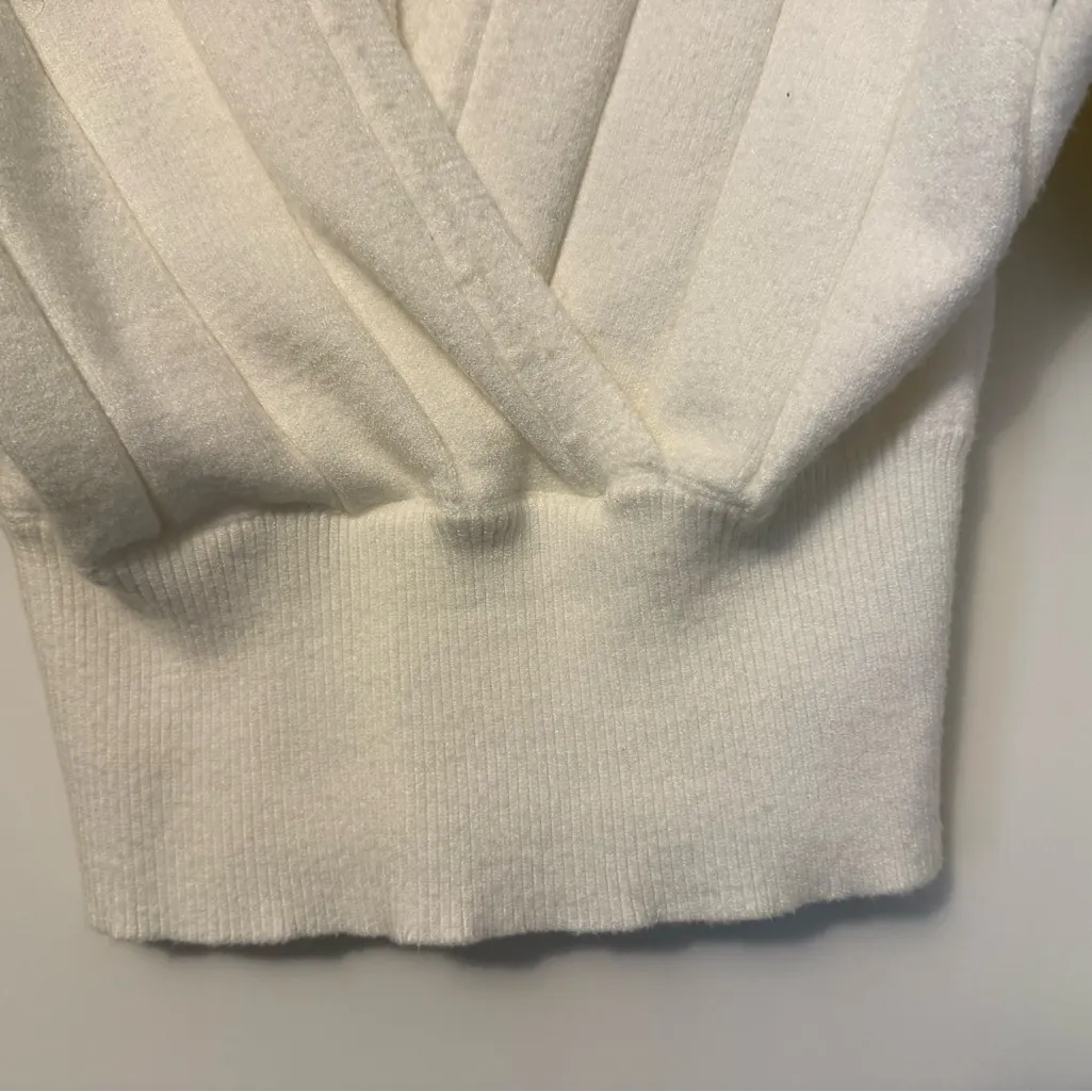 Women forever 21 White knit sweater with a flattering fit #knitwear - Image 2