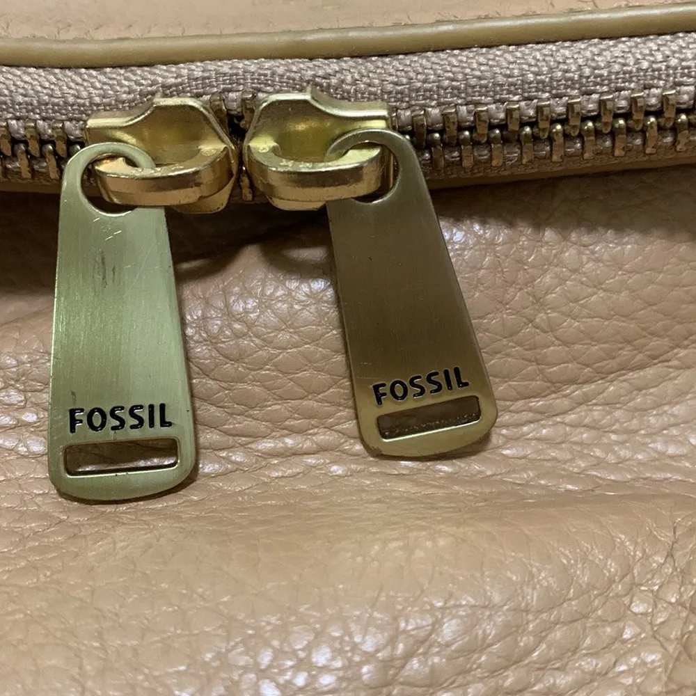 Fossil camel tan color cowhide leather fold over crossbody bag lots of details - Image 4