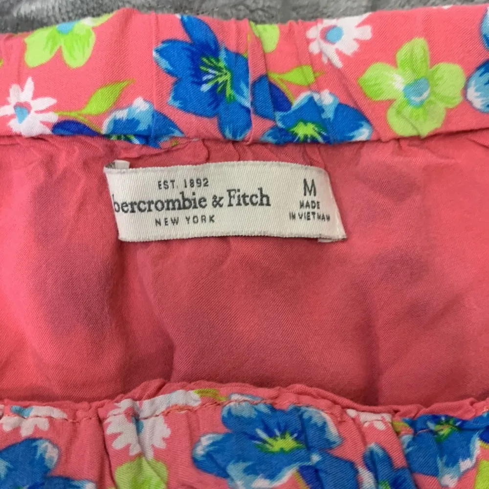 Abercrombie & Fitch Pink Floral Mini Skirt Size Medium - Image 6