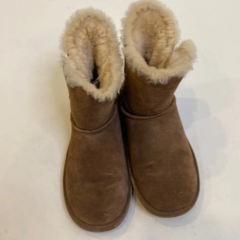 BEARPAW  Rosie Women’s Shearling Ankle Booties w/Loop/Button EUC Sz 7 Suede Wool - Image 3