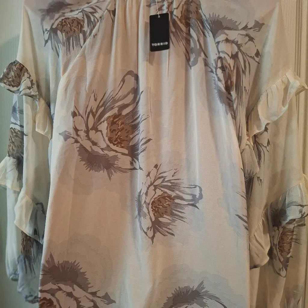 Torrid NWT Sz 2 Floral Ruffle Sleeve Women's Top - Cream and Gray - Image 12