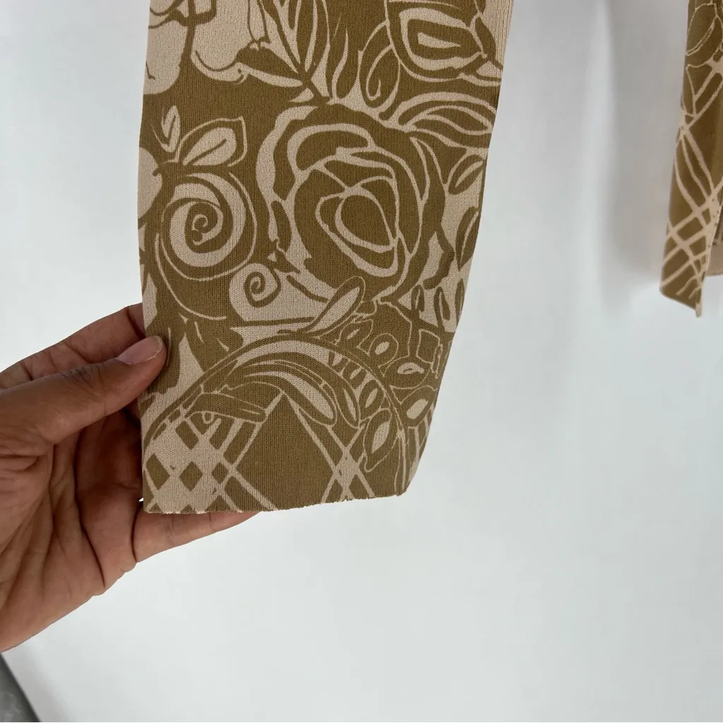 Bacci Beige Floral‎ Print Ribbed Long Sleeve Split Neck Top NWT Size M Tan Size M - Image 4