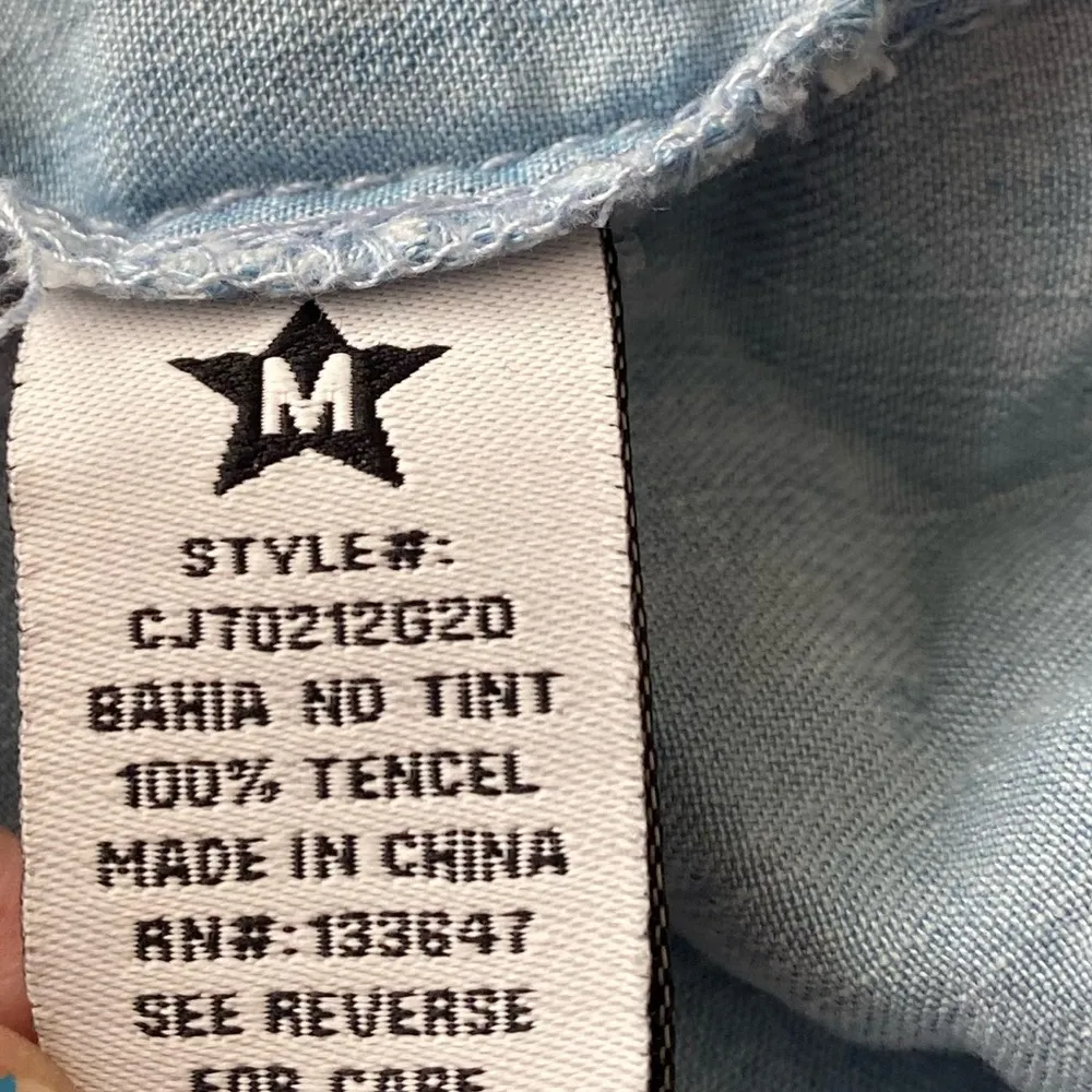 💥Celebrity Pink Light Denim Chambray Short Sleeve Button Down Lightweight Top M - Image 9