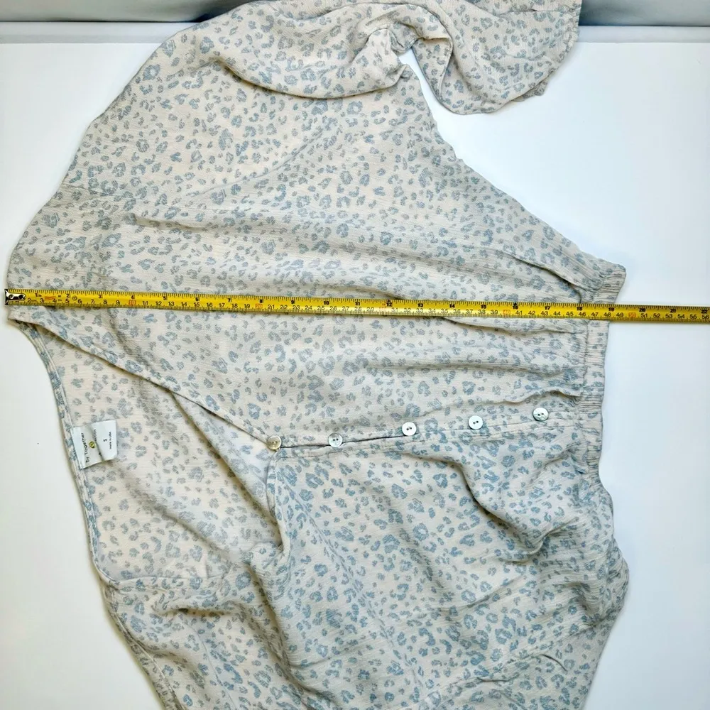 Women’s Long Sleeve Blue & White Amimal Print Crop Top Size Small - Image 9