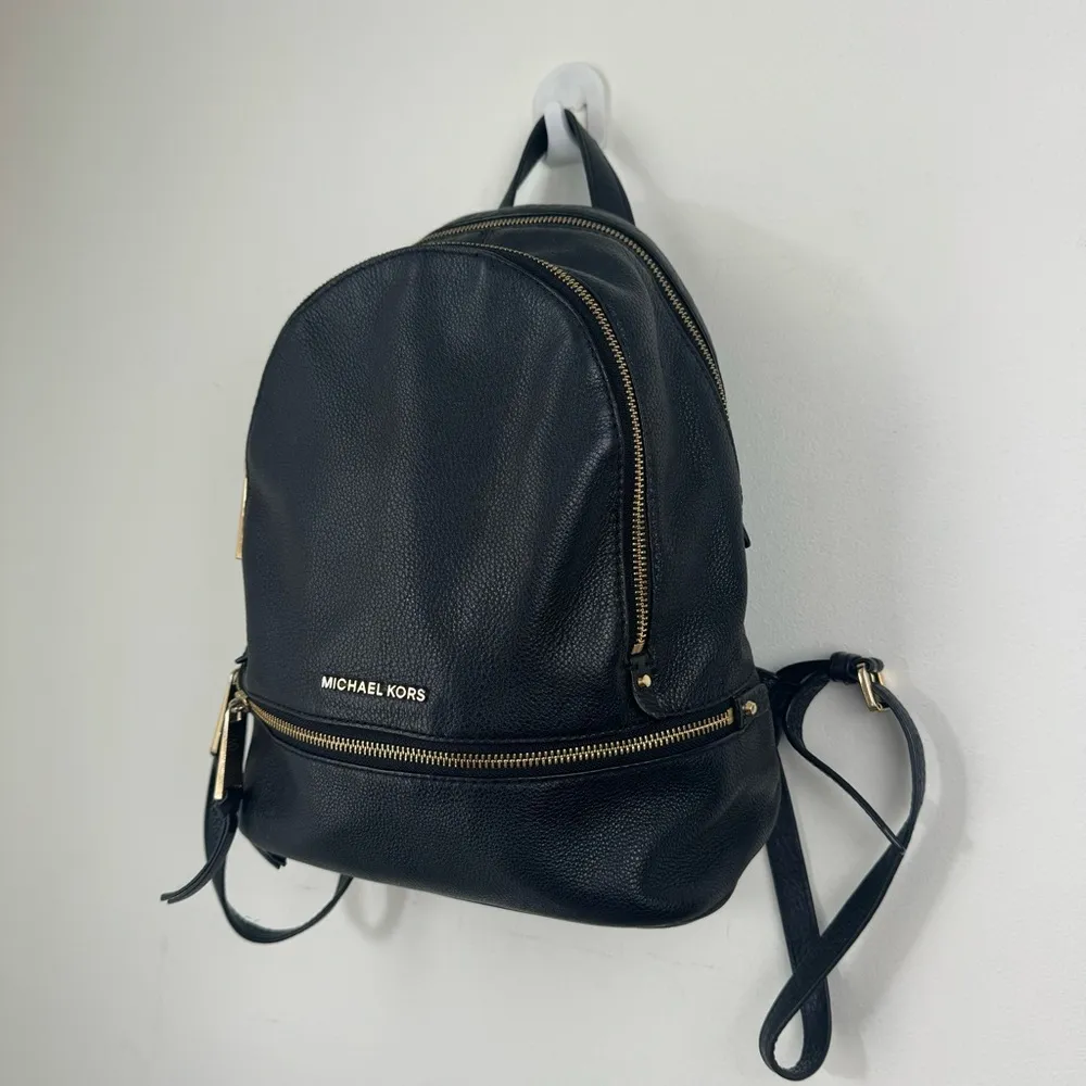 Michael KORS Black Pebble Leather Rhea zip Backpack. 3 pockets 1 zippered inside - Image 2
