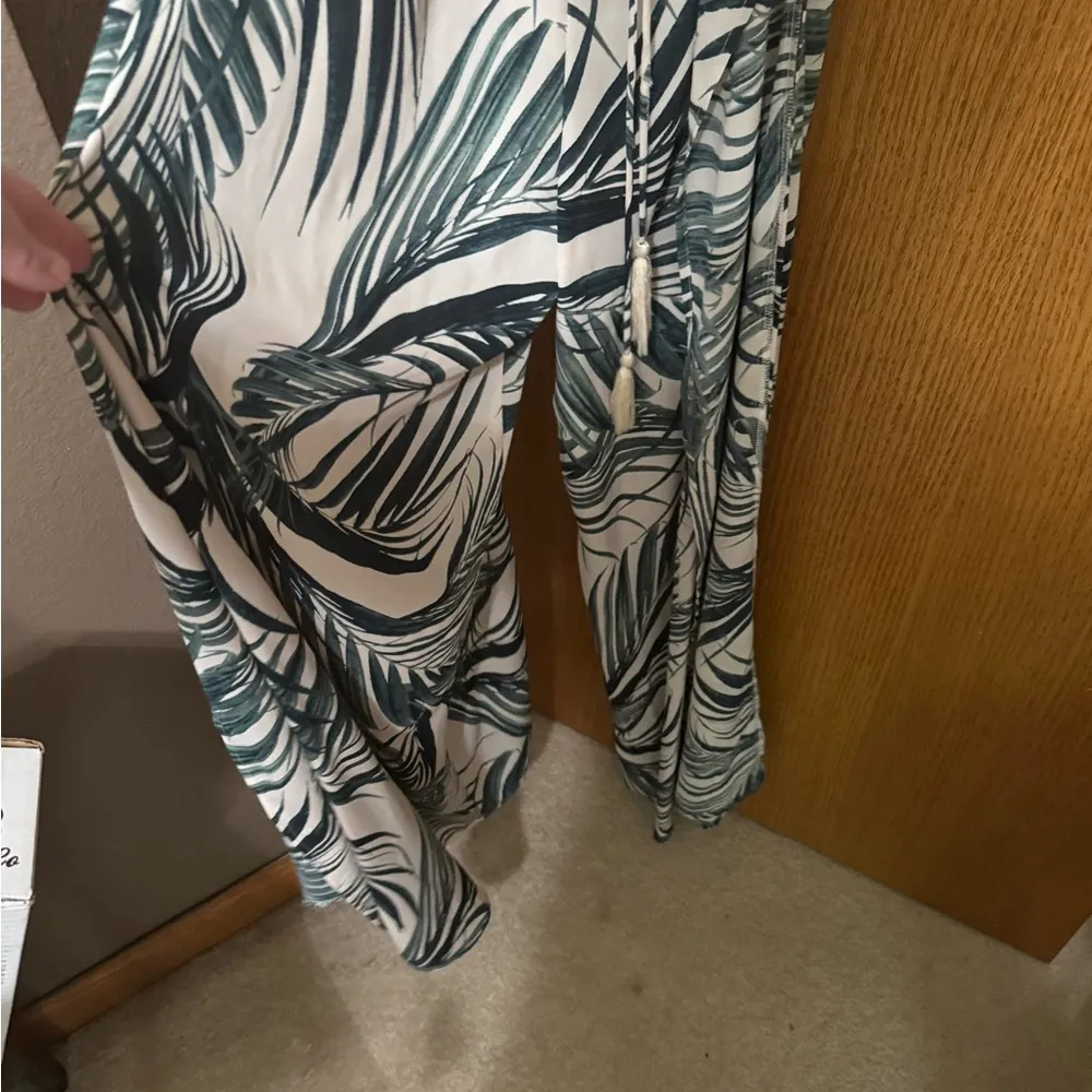 Elegant Green Leaf Print Maxi Dress pants size medium - Image 4