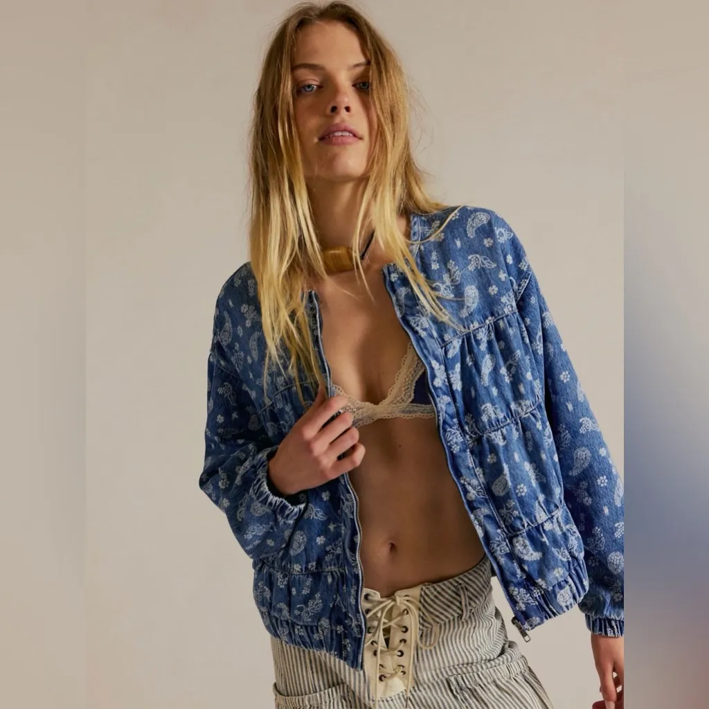 We The Free Layla Printed Denim Jacket in Blue Fog Size Large EUC Worn Once! 💙💙💙 - Image 2