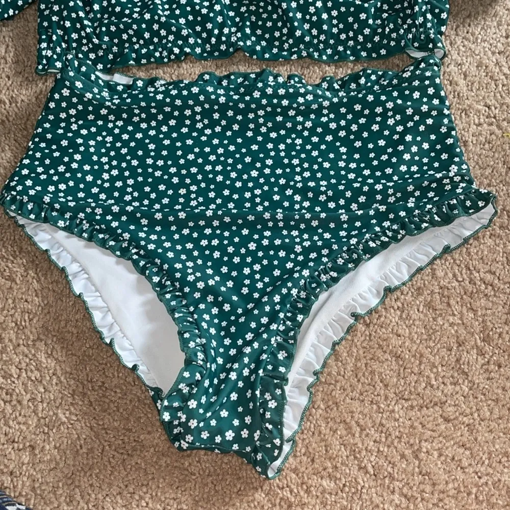 SHEIN green and white Floral Ruffled Bikini Set size medium high waisted - Image 3