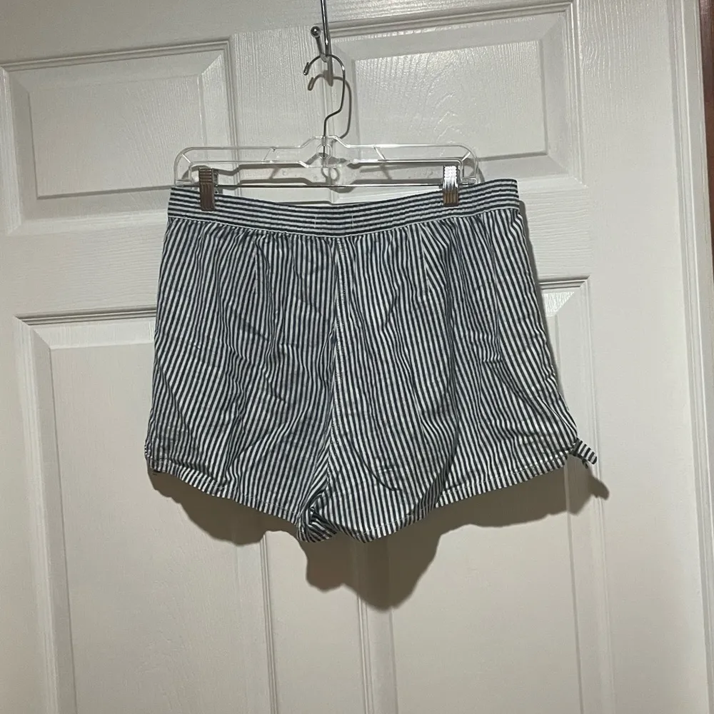 Madewell Side Tie Pull On Shorts in Chambray Stripes - Image 3