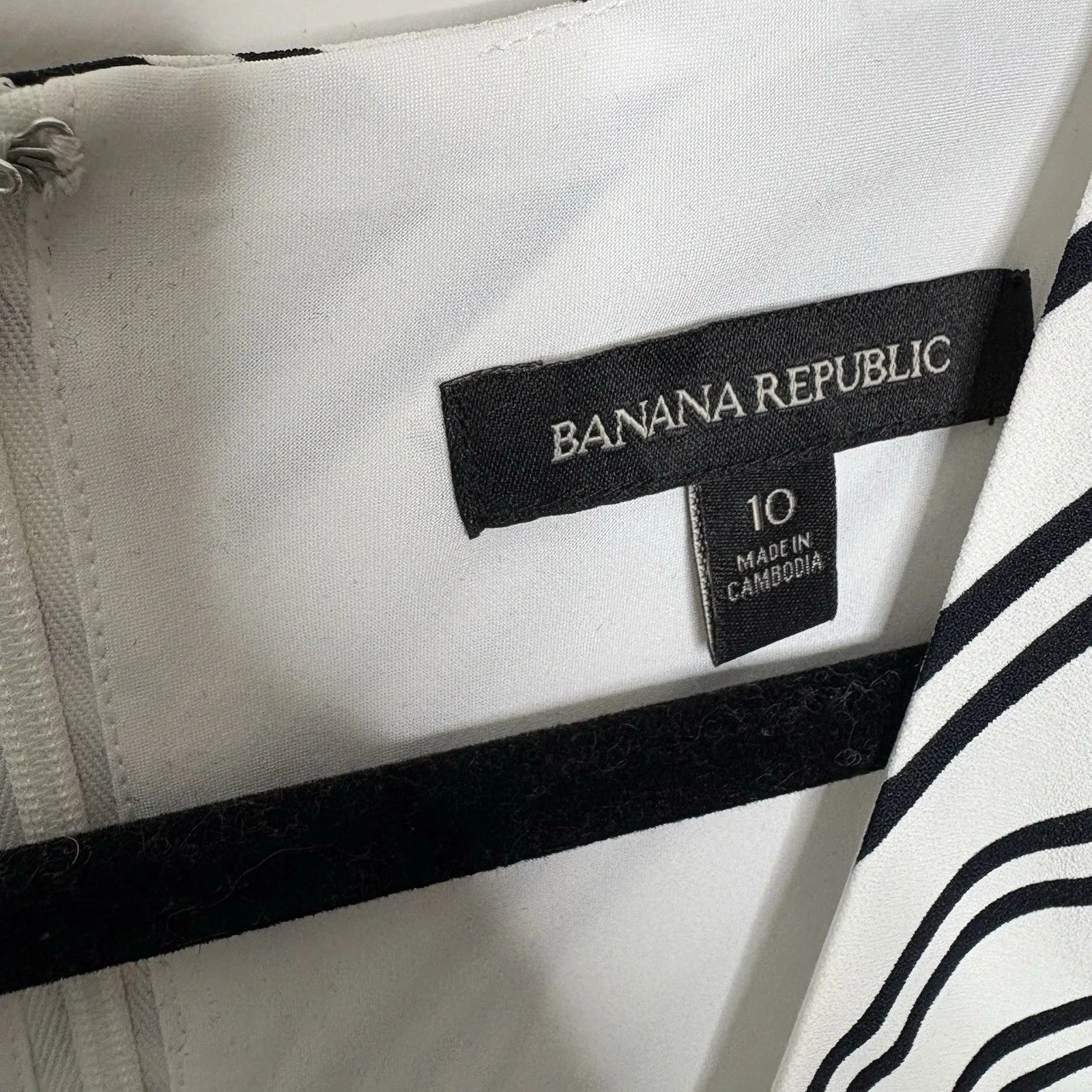 Banana Republic White and Black Sleeveless V neck Flowy Jumpsuit Size 10 Womens - Image 6