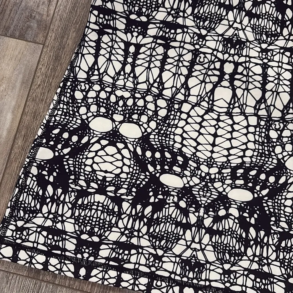 Lululemon black and white glacier power y tank top - Image 5