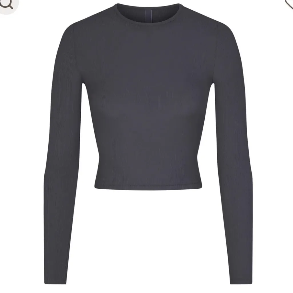 SKIMS  Soft Lounge Rib Long Sleeve Crop Top In Graphite - Image 2