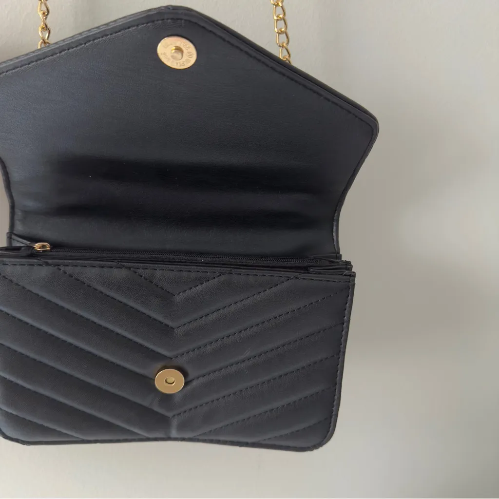 Black Quilted Shoulder Bag Gold Adjustable Strap Tassel Accent Pockets Unbranded - Image 5