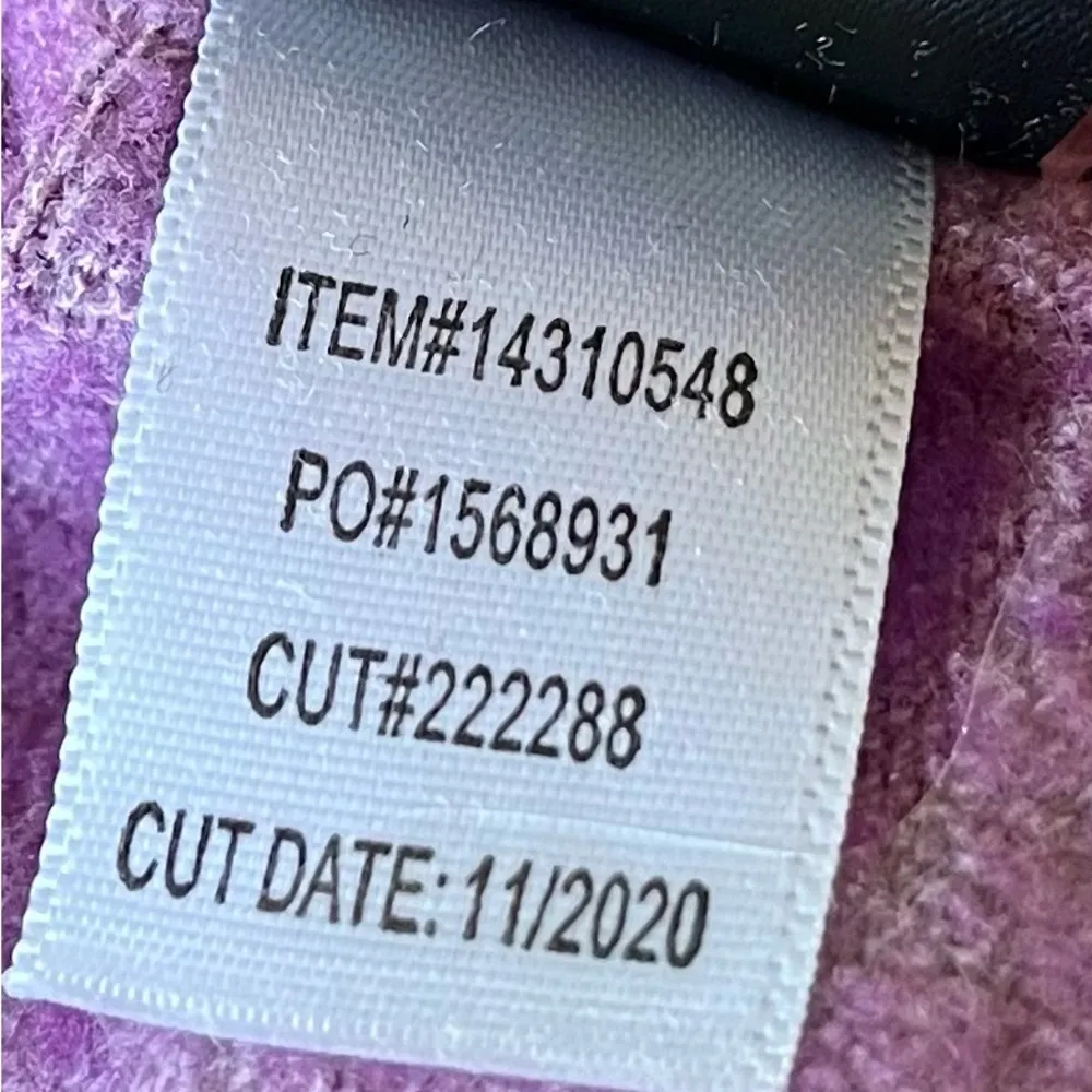 two tone, very soft sweatshirt, size XL - Image 5