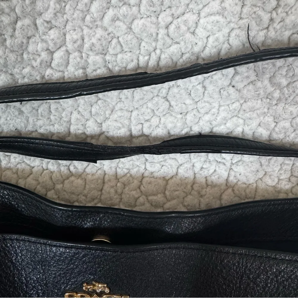 💙 Coach black purse. Size: OS - Image 4