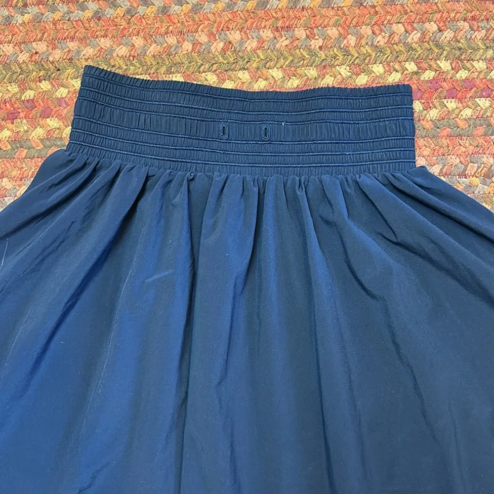 LULULEMON EVERYDAY NAVY FLOWY MIDI SKIRT - Image 3