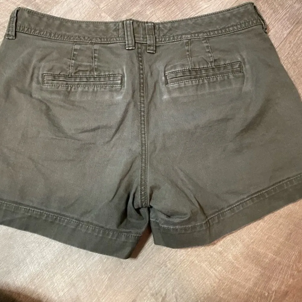 Women’s Old Navy Army Green Perfect 5” Shorts Size 4 (Fit a little bigger) - Image 4