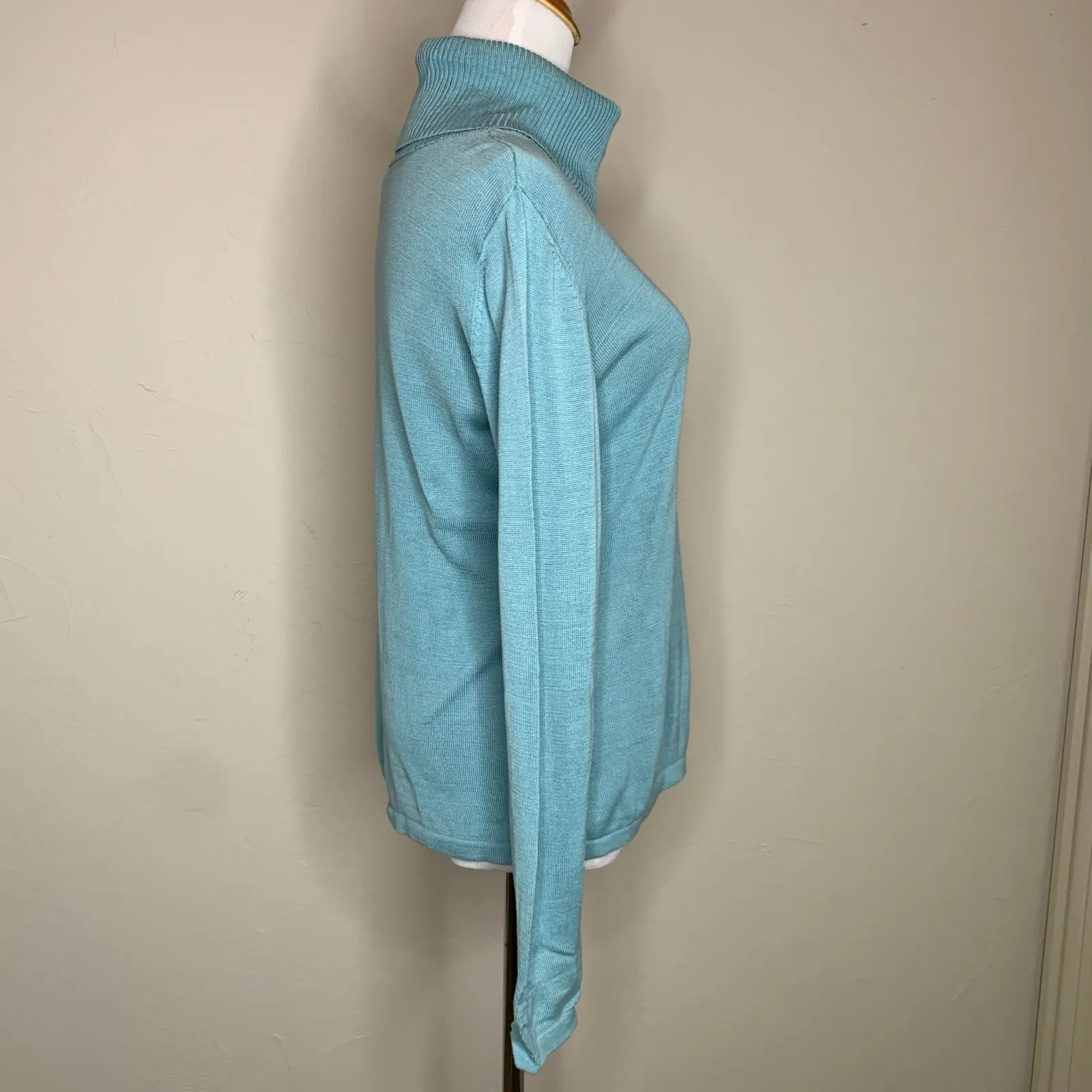 Kial Pale Green Turtleneck Sweater Sz Medium - Image 4