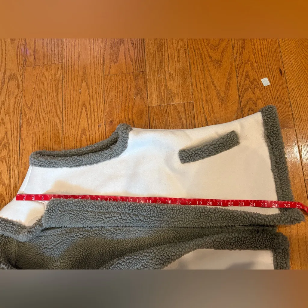 Akemi + Kin Sherpa Trim Fleece Vest O/S
Neutral Cream & Gray Cozy Layering Vest - Image 5