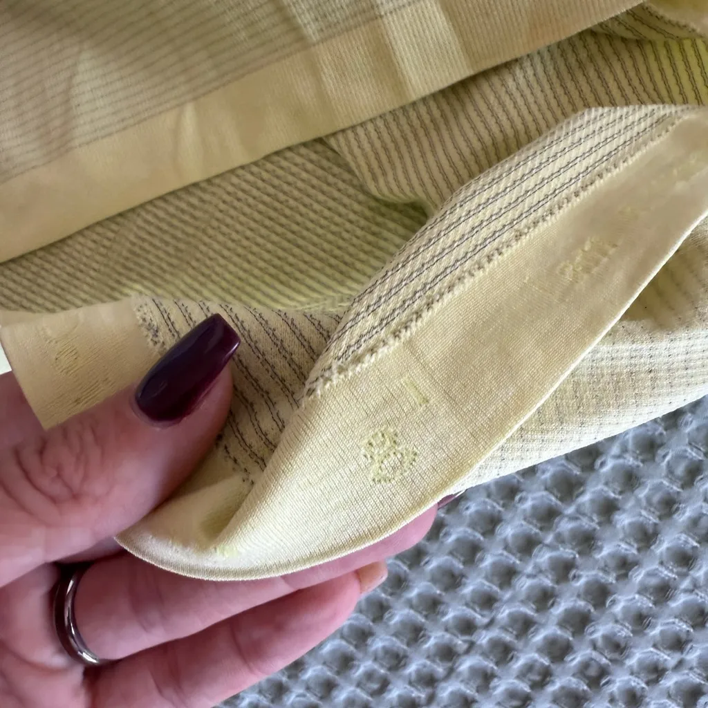 Lululemon Vent Tech Turtleneck Size 8 Yellow Long Sleeve Thumbholes Fitted - Image 3