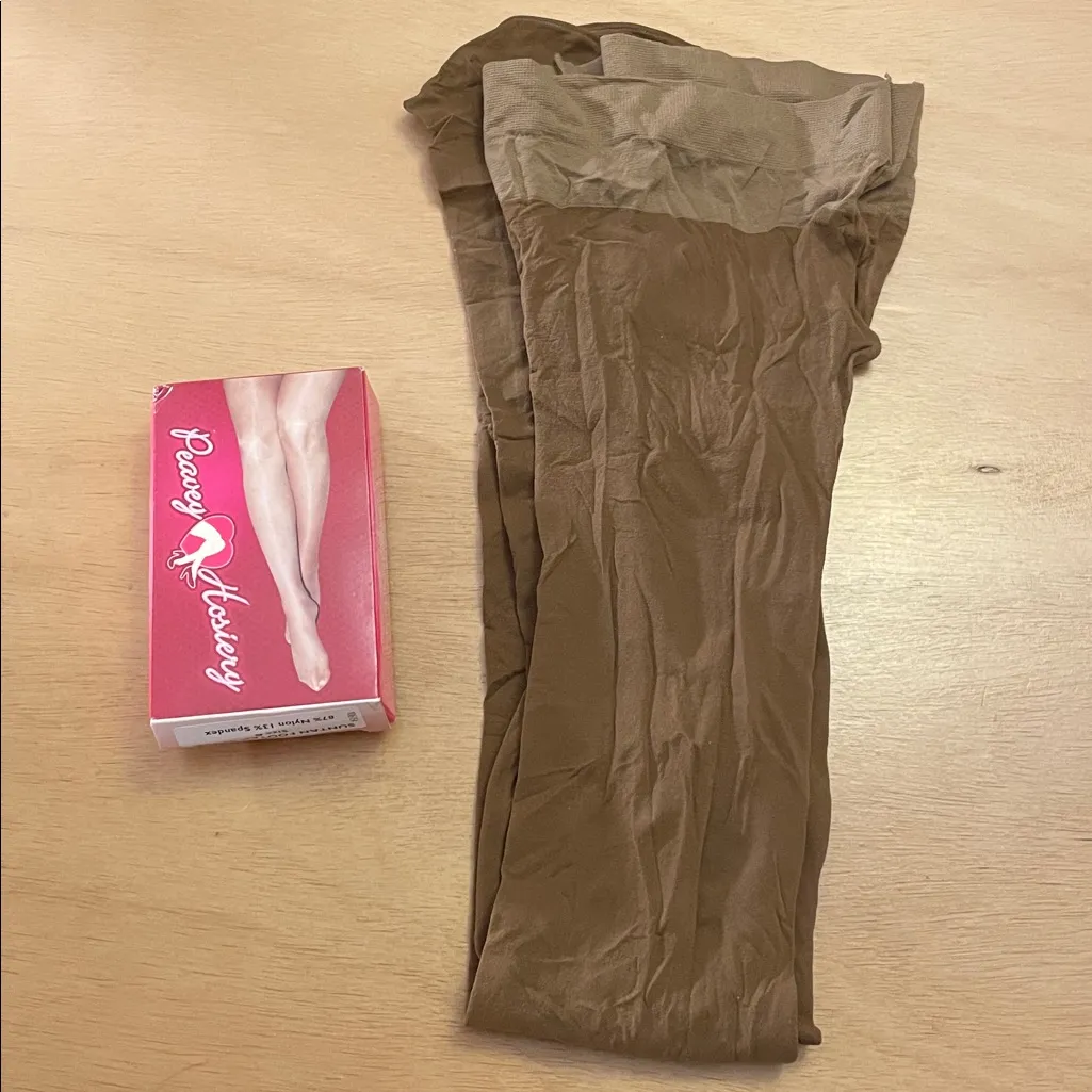 B2-10 Hooters Girl Uniform Peavey Footed Ultra Pantyhose Suntan Size B - Image 2