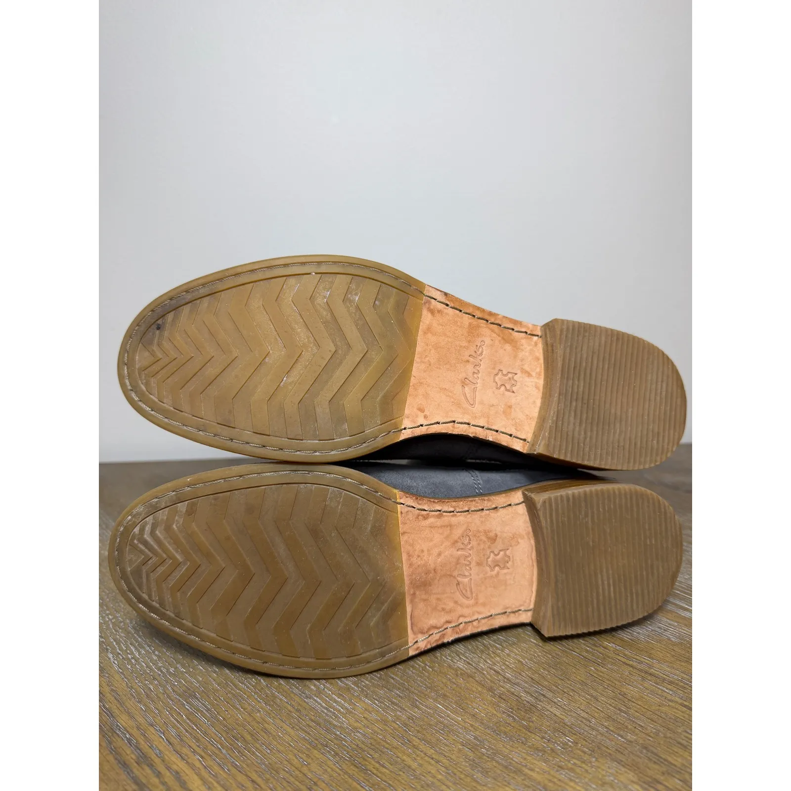 Clarks Women Clarkdale Grey Suede Chelsea Boots Slip On Low Heel size 8.5 - Image 8