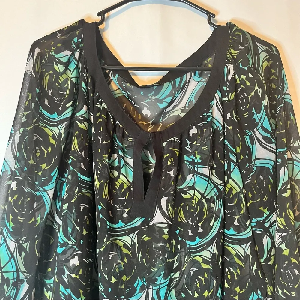 East 5th Black and Blue Flutter Sleeve Blouse with Keyhole Front - Image 3