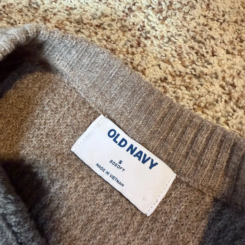 Old Navy Women's Crewneck So Soft Sweater size S - Image 3