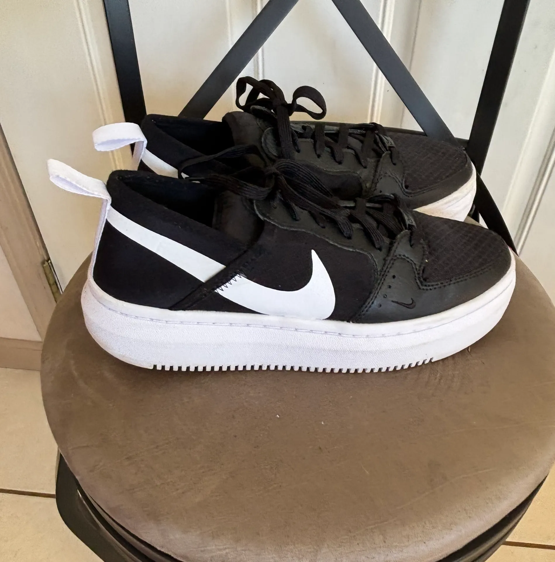 9.5  Court vision Sneakers - Image 2