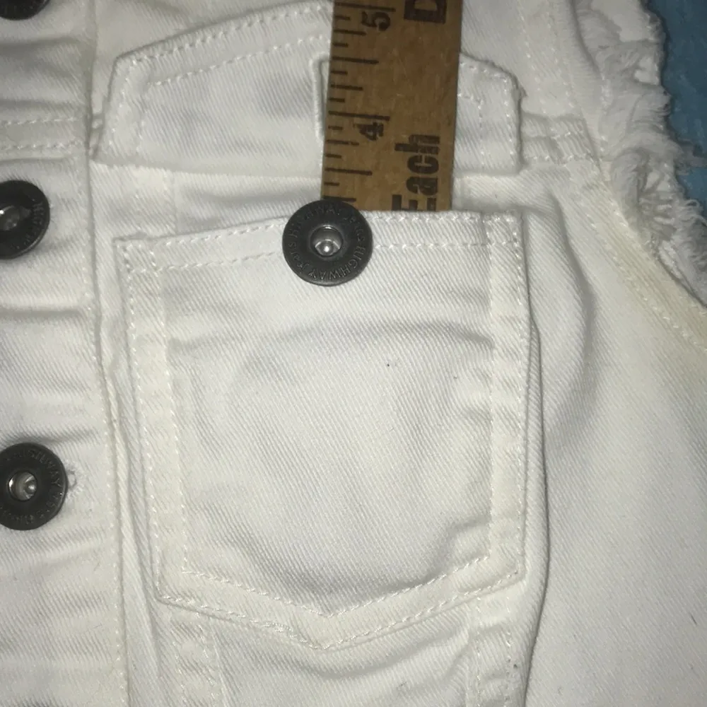HWY JEANS Sleeveless Cropped White Denim Button Up Vest 2 Chest Pockets Size S - Image 9