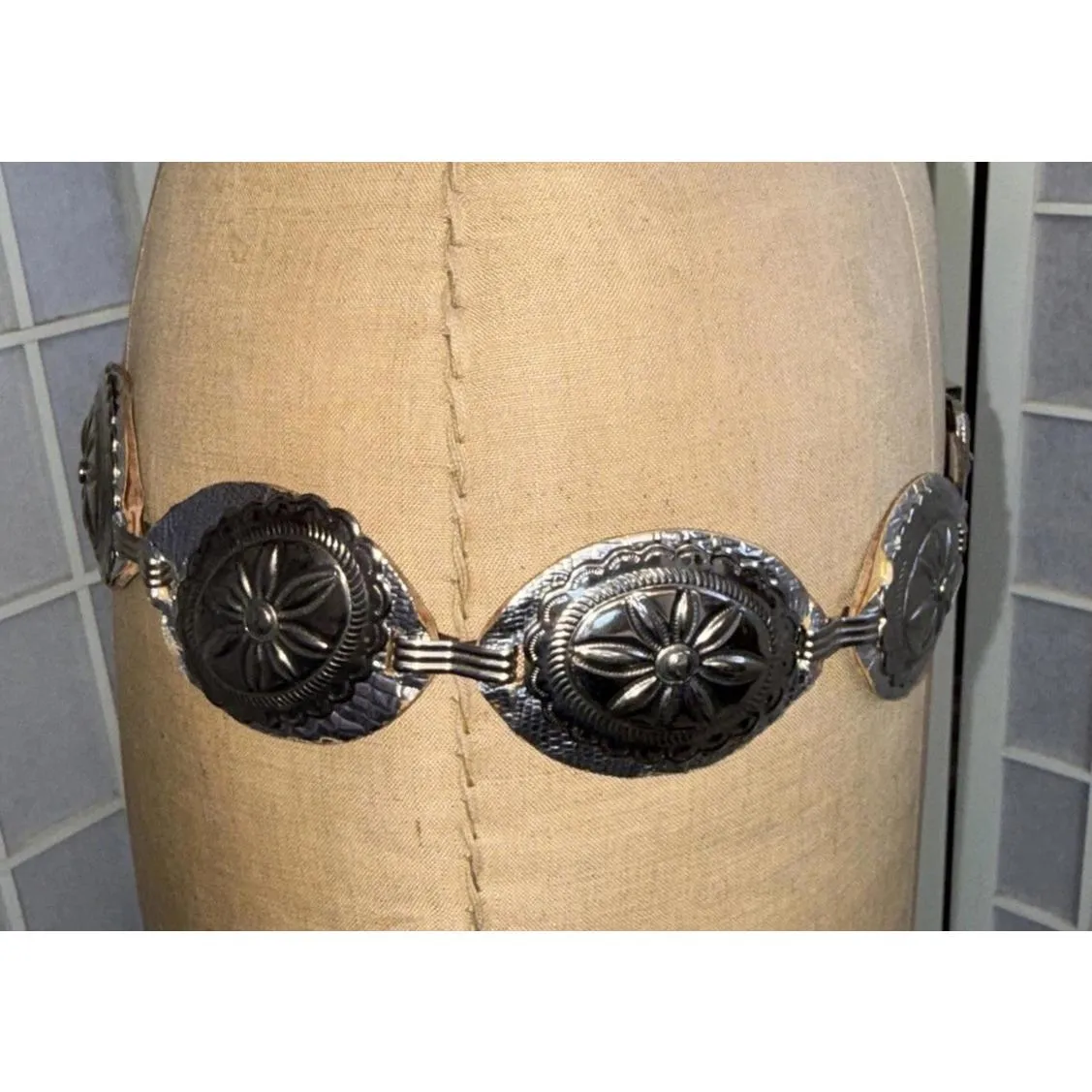 Vintage Y2K Silver Tone Stamped Metal Boho Western Rodeo Concho Style Belt - Image 3