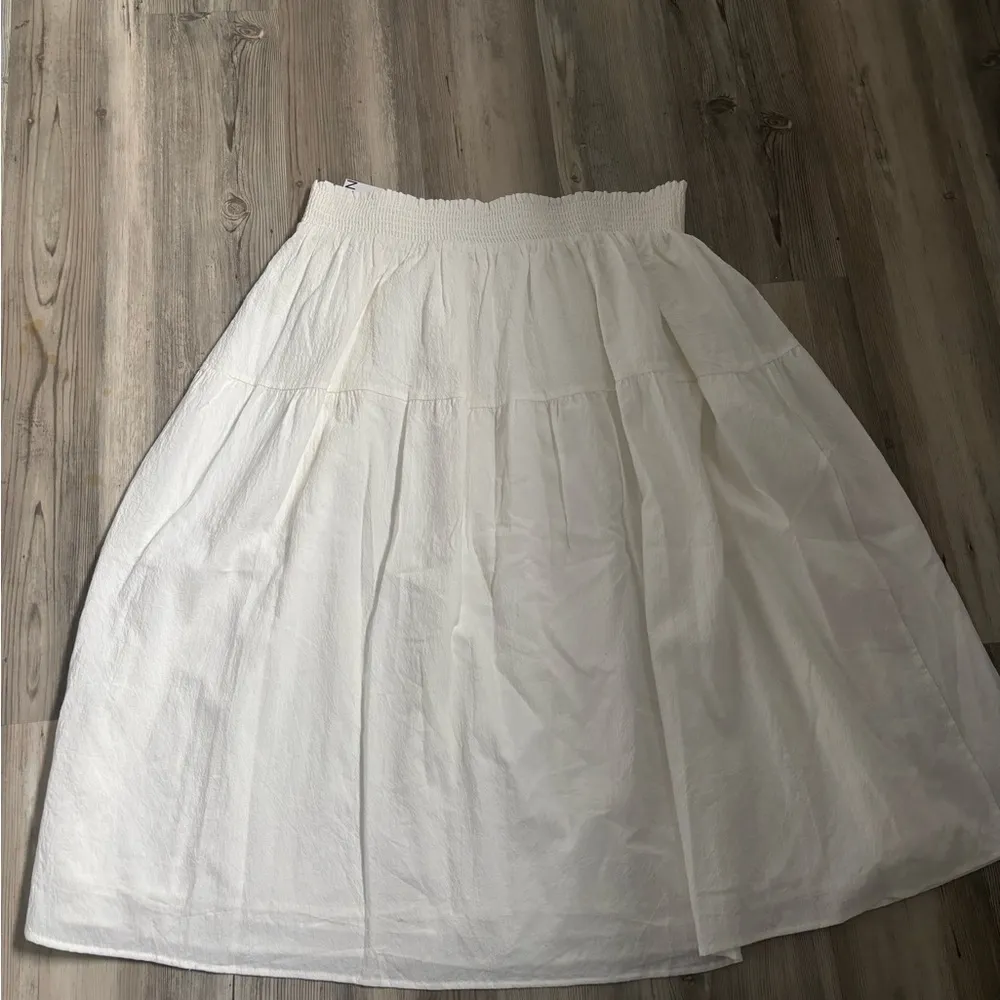 Elegant White Skirt - Image 2