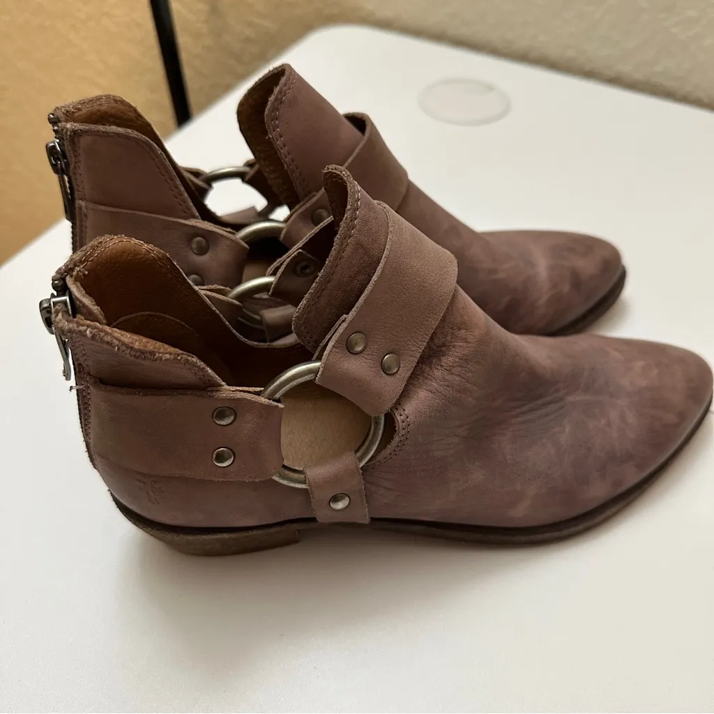 FRYE Ray‎ Harness Suede Size 7.5 Leather Back Zip Ankle Boots Blush Rose Pink - Image 4