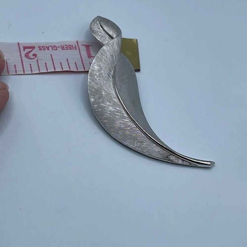 Vintage crown Trifari curved feather leaf brooch - Image 8