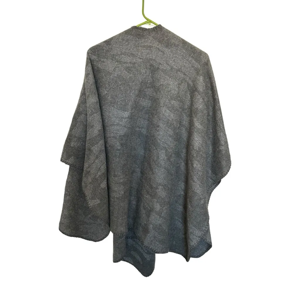 Woolrich Lagenlook Two Tone Camo Blanket Shawl Poncho in Grey One Size - Image 3