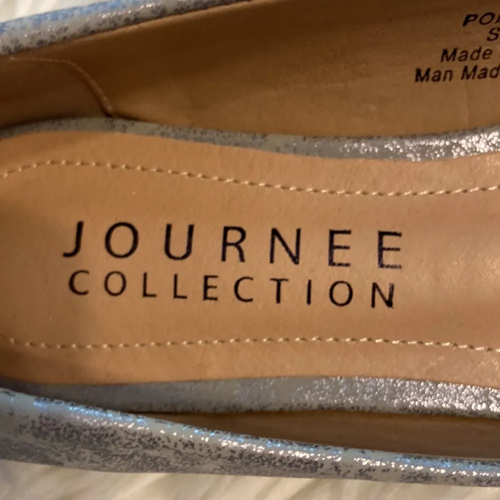 JOURNEE Collection Shoes size 7 BNWOT see all photos color silverfish - Image 5