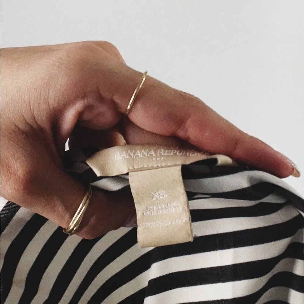 Banana Republic Factory Black and White Short Sleeve Blouse Size XS - Image 4