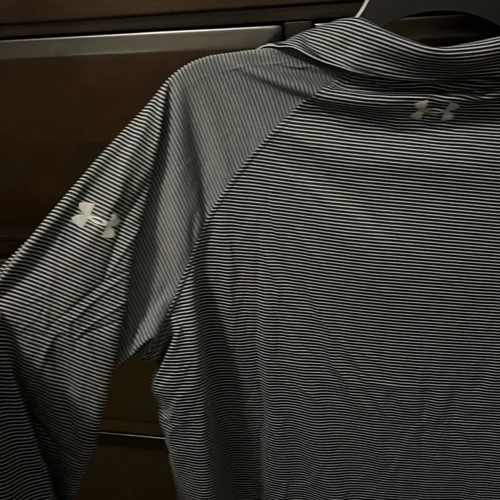 Under Armour 1/4 Zip Long Sleeve Shirt Black with Grey Stripes Size Med NWT - Image 4