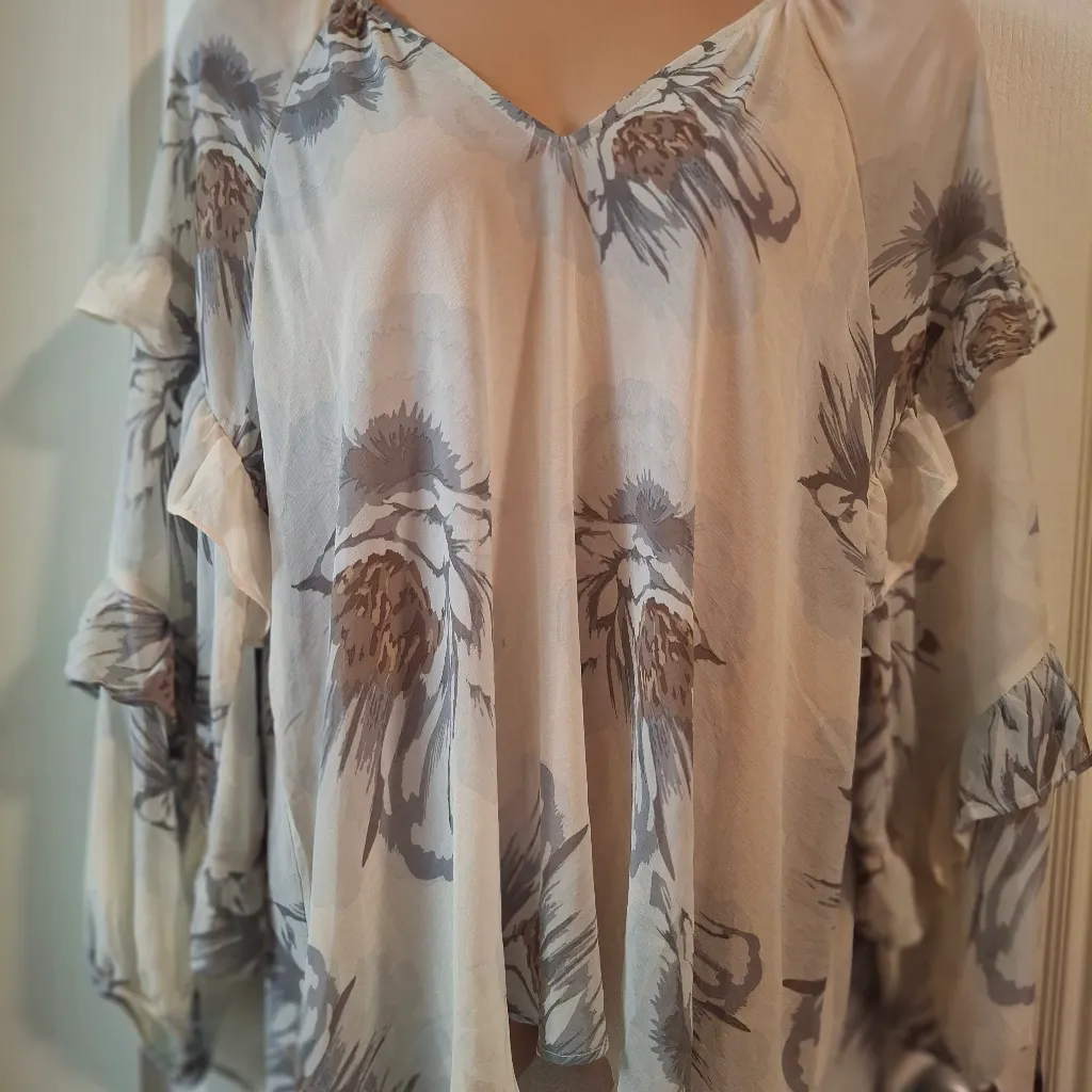 Torrid NWT Sz 2 Floral Ruffle Sleeve Women's Top - Cream and Gray - Image 5
