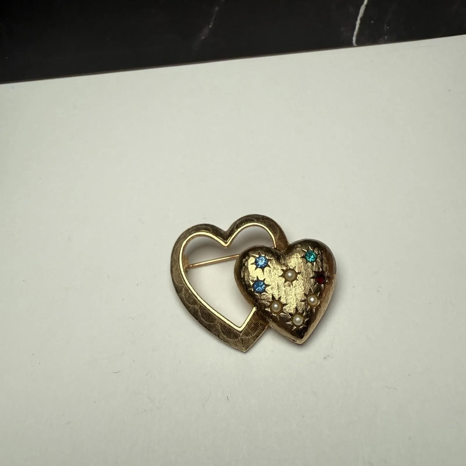 Vintage Emmons Double Heart Rhinestone & Faux Pearl Brooch Pin Gold Tone Signed - Image 13