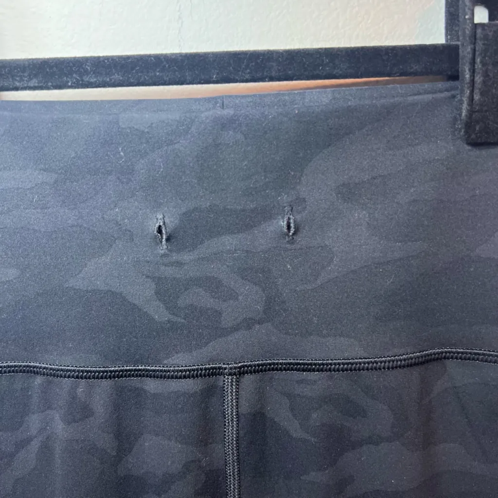 Vuori Daily Jogger Leggings Black Camo High Rise 7/8 Gym Stretch FLAW Women's XS - Image 4