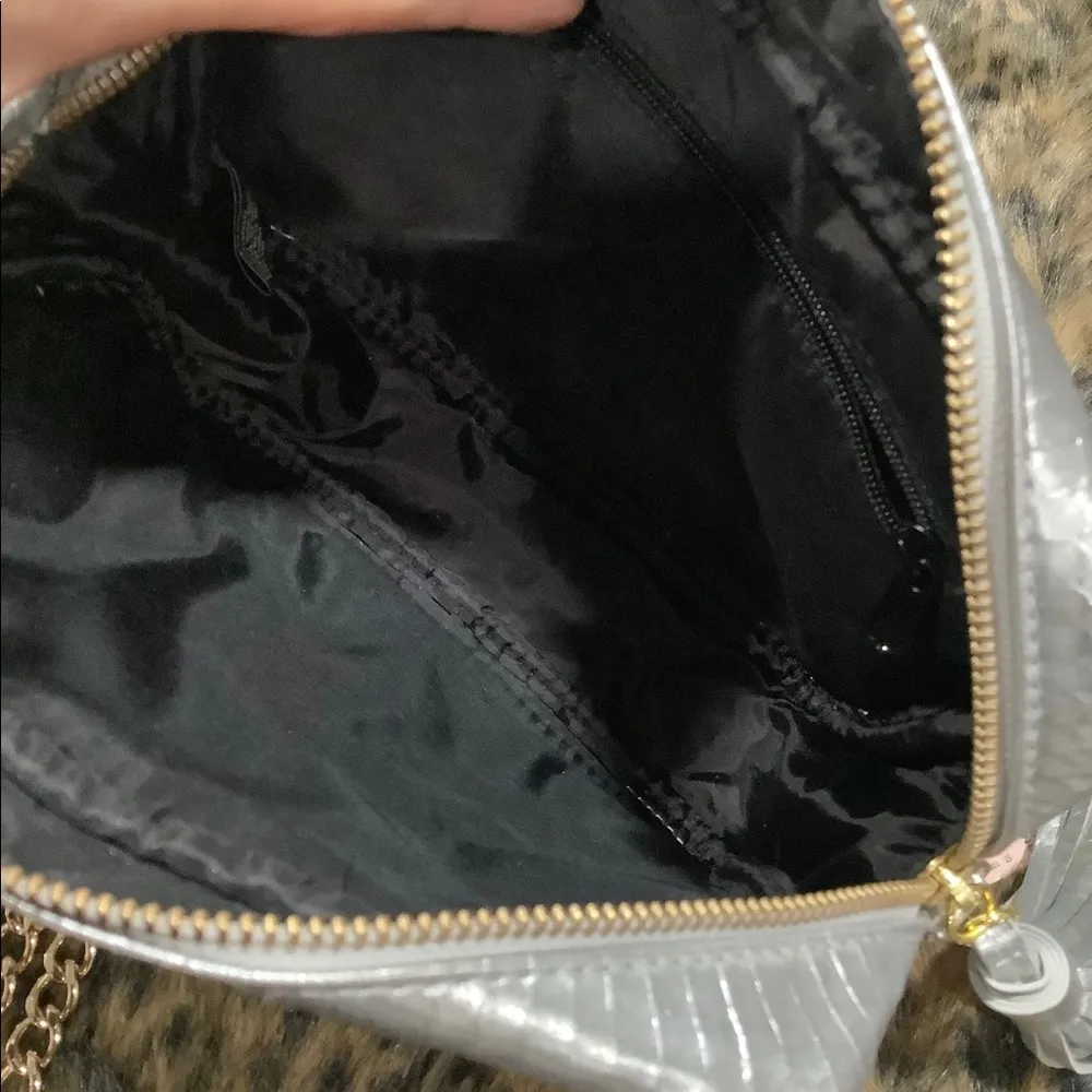 NWT VICTORIAS SECRET SILVER CROSSBODY - Image 6