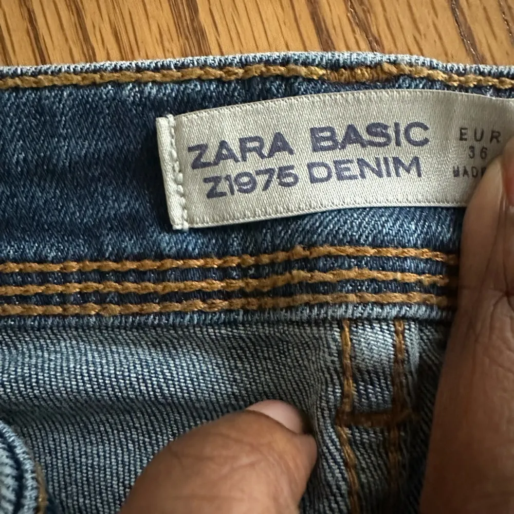 Zara Basic Z1975 Medium Wash Skinny Jeans Raw Hem Size 04 - Image 4